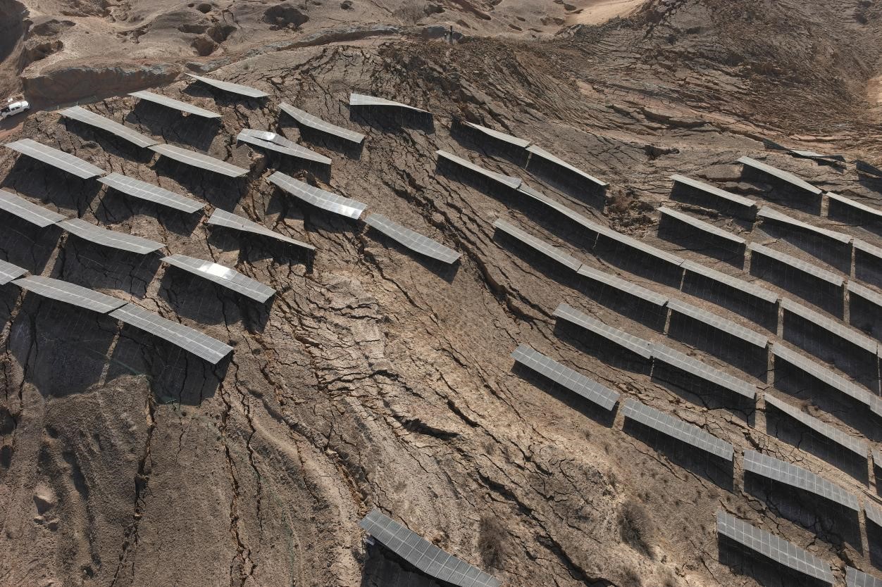 甘肃积石山地震后我公司时间出动无人机对光伏厂区进行巡检