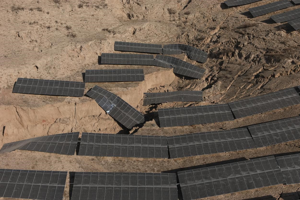 甘肃积石山地震后我公司时间出动无人机对光伏厂区进行巡检