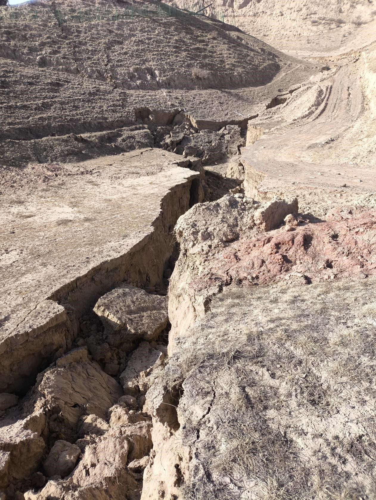 甘肃积石山地震后我公司时间出动无人机对光伏厂区进行巡检